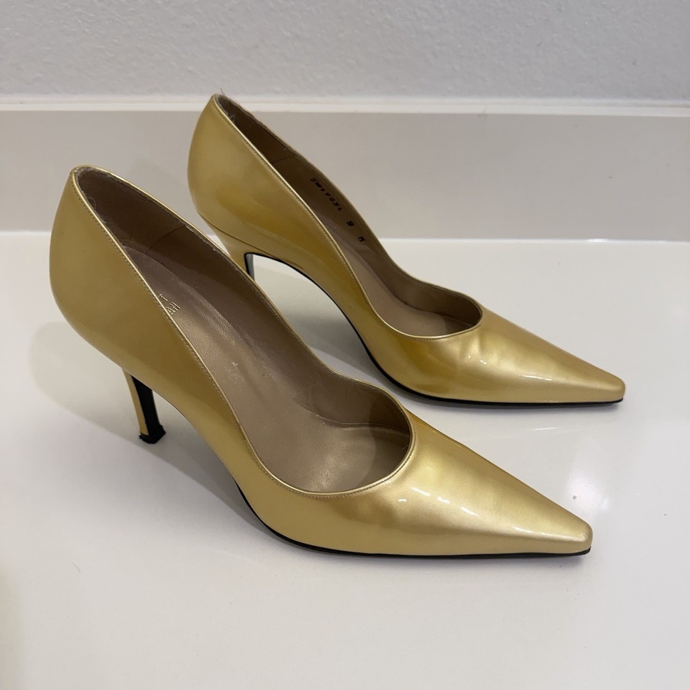 VTG Stuart Weitzman Linsi Pumps Beige Patent Leather Yellow Hue Pointed Toe US 9